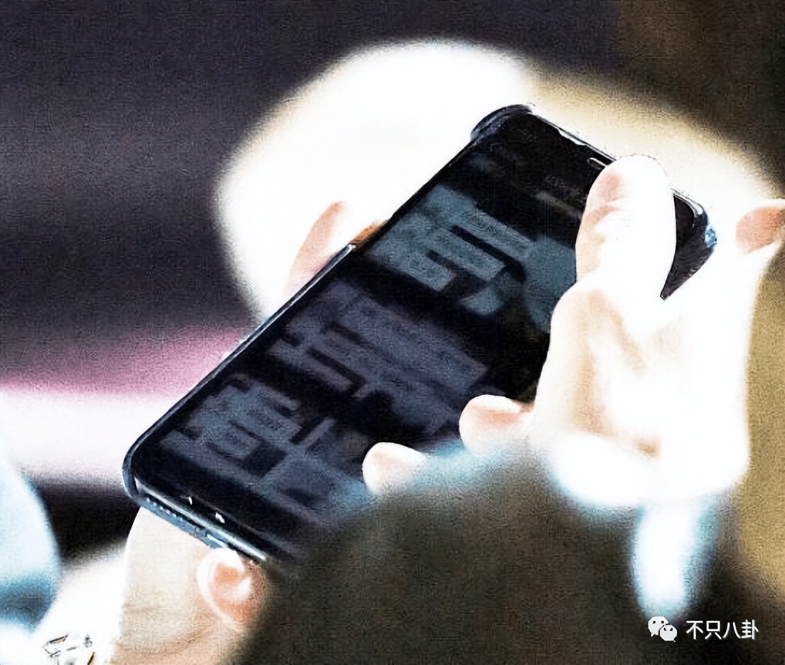 喜欢美女都不行？一张手机屏保引发的争吵......