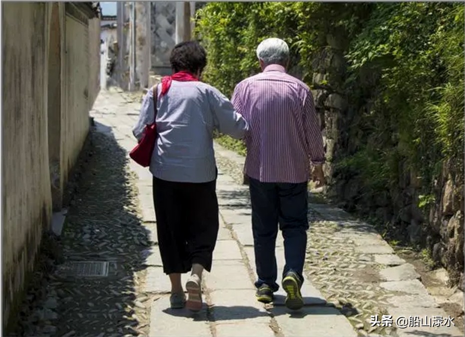 为老年朋友创作的新歌：夕阳映照红霞飞