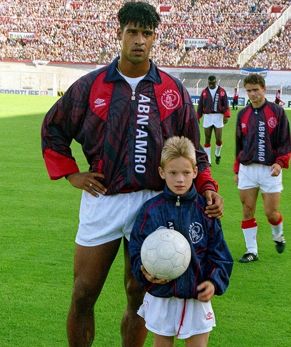 足球球星小时候与长大后对比,各足球明星的小时候