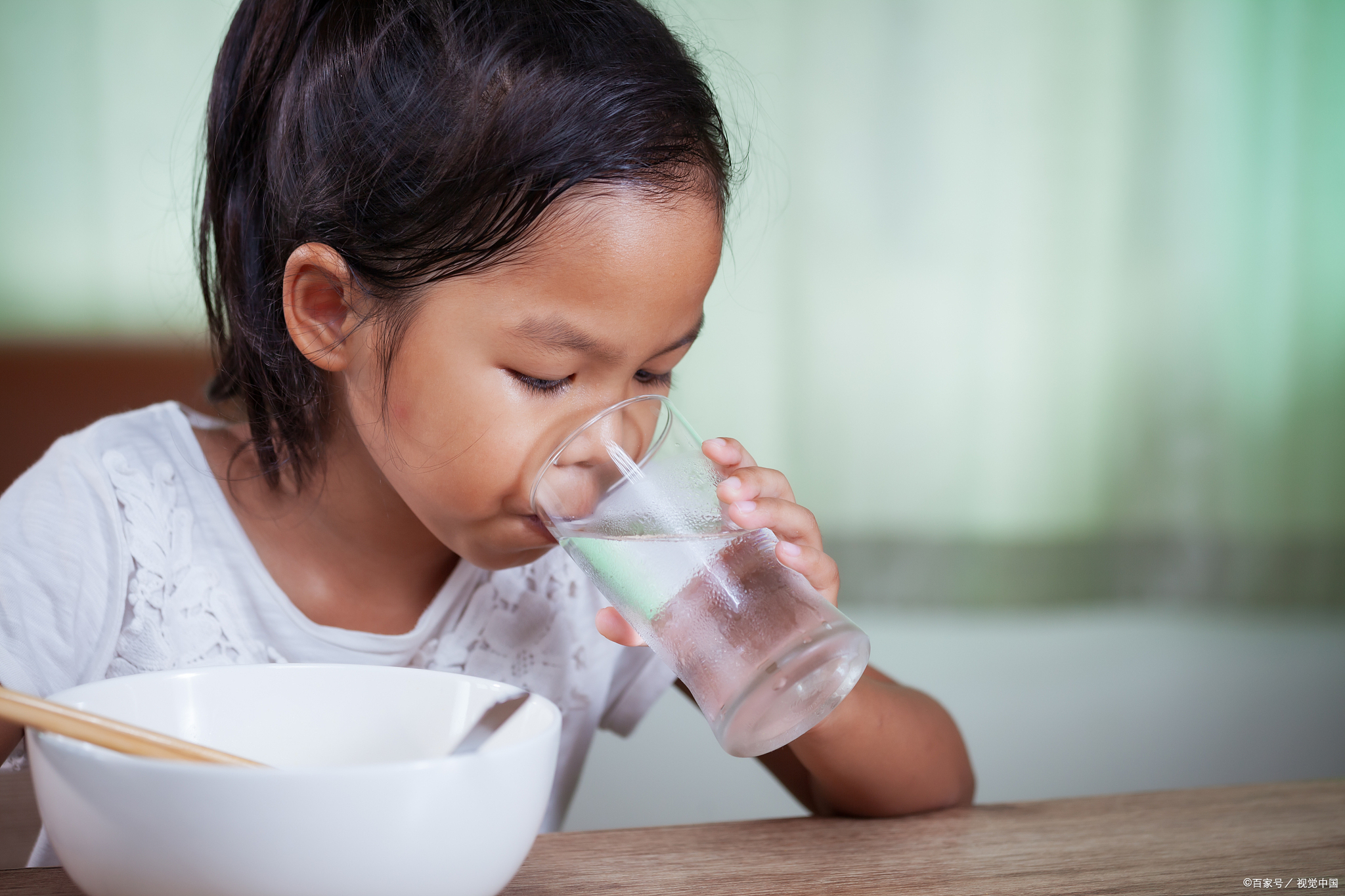 天凉，孩子感冒，喝可乐姜汤后，还是腹胀、喉咙痛，要怎么治？