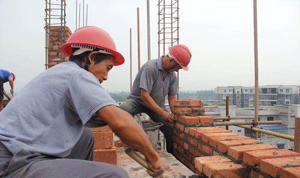 为什么民工一天能挣4500,为什么农民工一天能挣300元