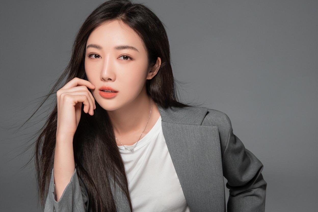 成龙女徒弟被困卫生间,成龙的女徒弟完整视频