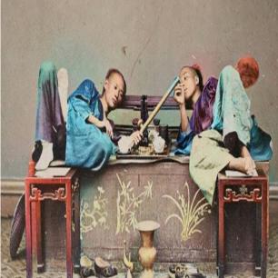 高清老照片：旗人格格大腿岔开豪放洗衣，地主三妻四妾不输女明星