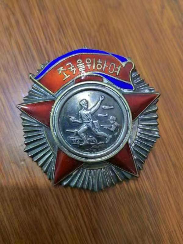 他18岁参加八路军,三次在战场上差点牺牲,后成为开国上校