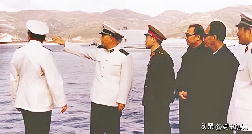 迎接出访的舰艇编队归来,*华清刘**军事生涯中最后一次检阅:“海军必须建造和装备大型舰艇”