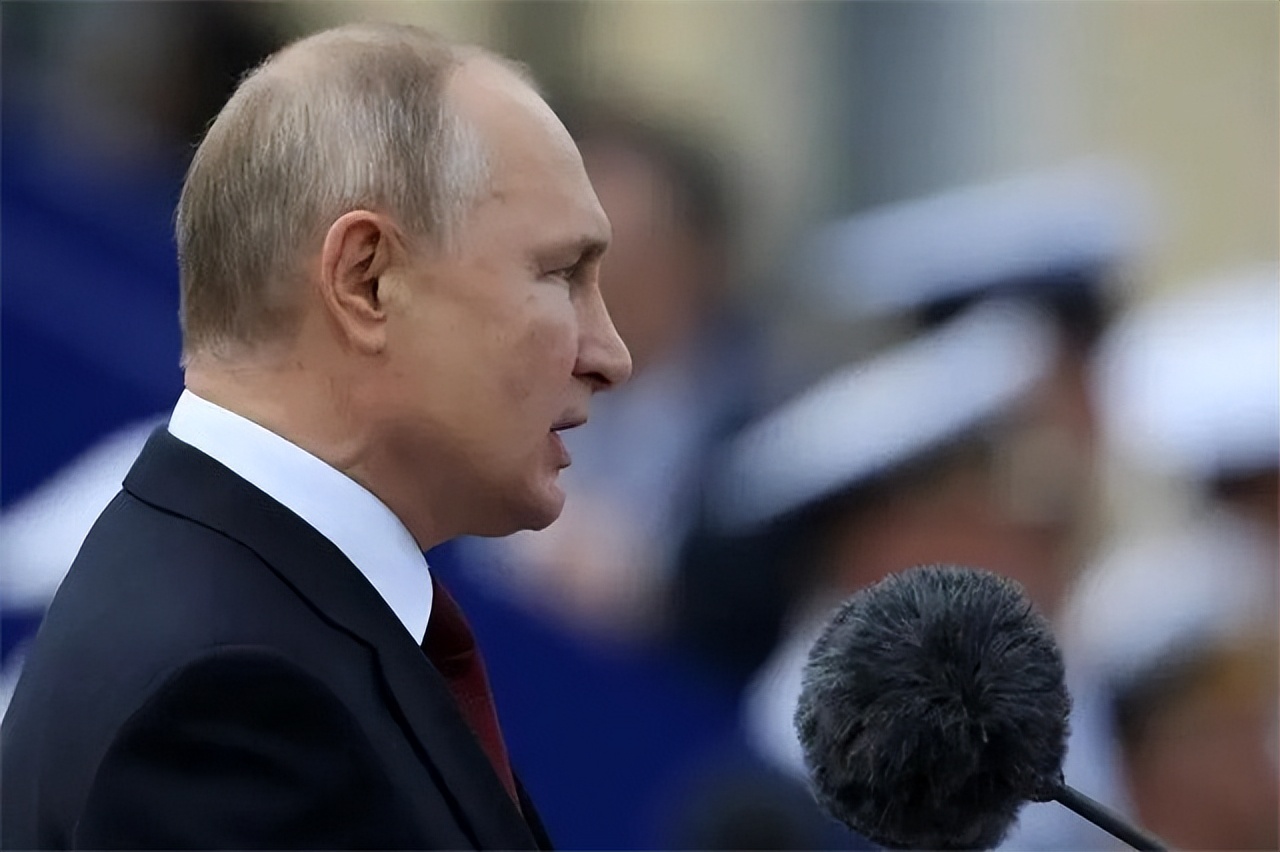 普京为什么走路左手不摆动,普京为什么走路总是一只胳膊不动