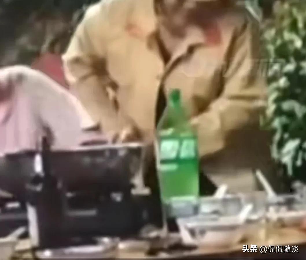 女孩穿日本军服夜市打闹,女子穿日本军服在夜市