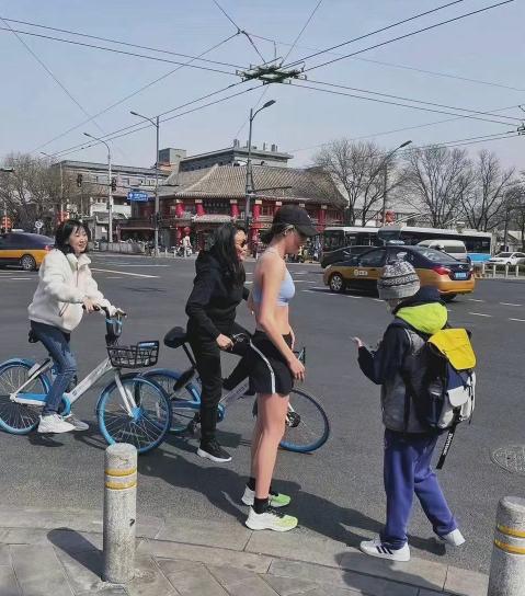 谷爱凌代言波司登羽绒服,谷爱凌街头跑步运动服