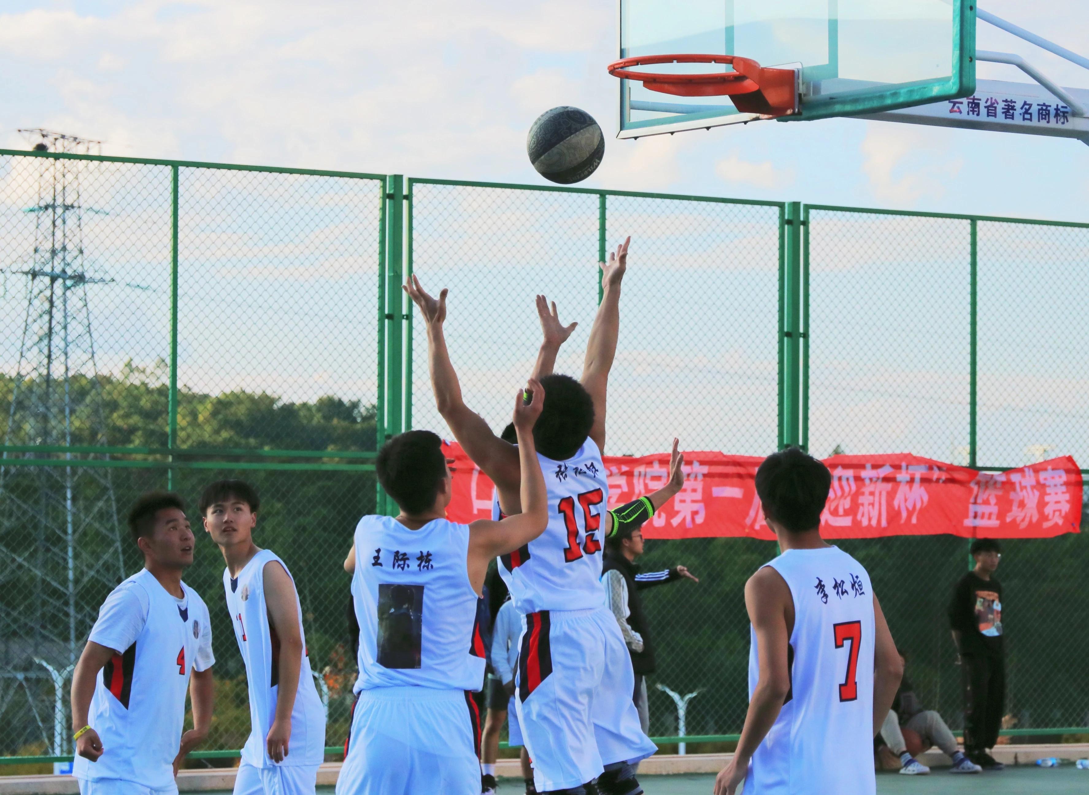 强强相遇巅峰对决,篮球赛的强强对决