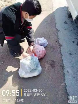 党员志愿者变身跑腿儿,志愿者化身背篓君为居民送物资