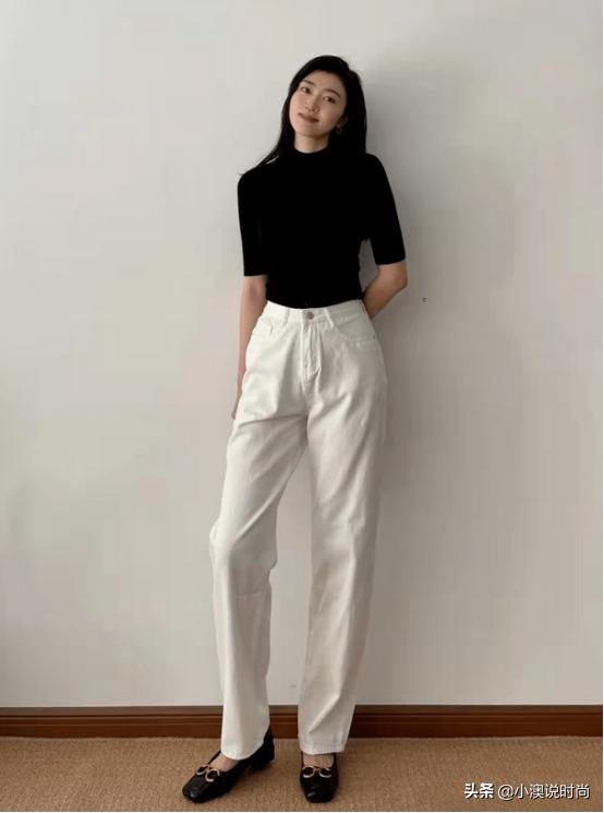 今夏超火的白裤子,究竟搭玛丽珍鞋还是小白鞋?穿对就很时髦
