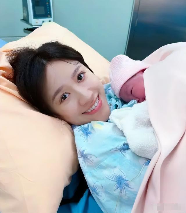 父女“嘴对嘴亲吻”不害臊，以爱的名义满足私欲的行为，该停止了