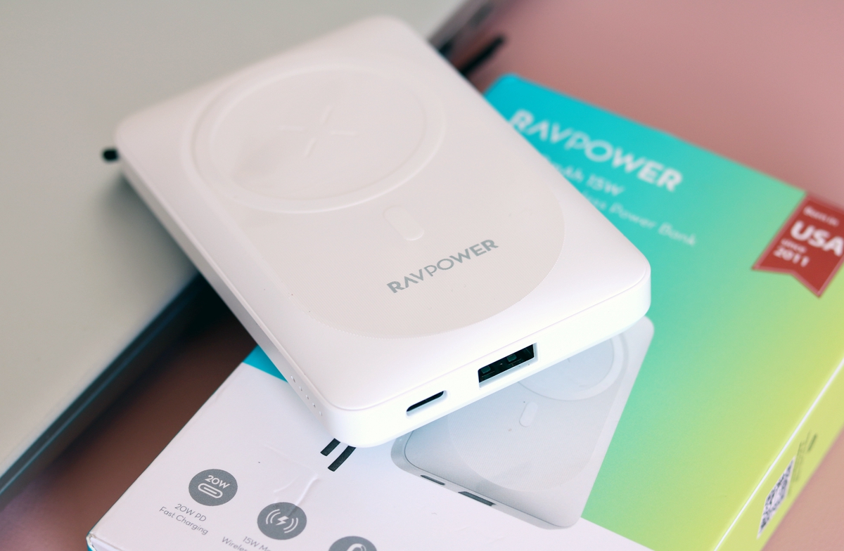 入手RAVPower磁吸充电宝，从此再也不用担心忘记带充电线了