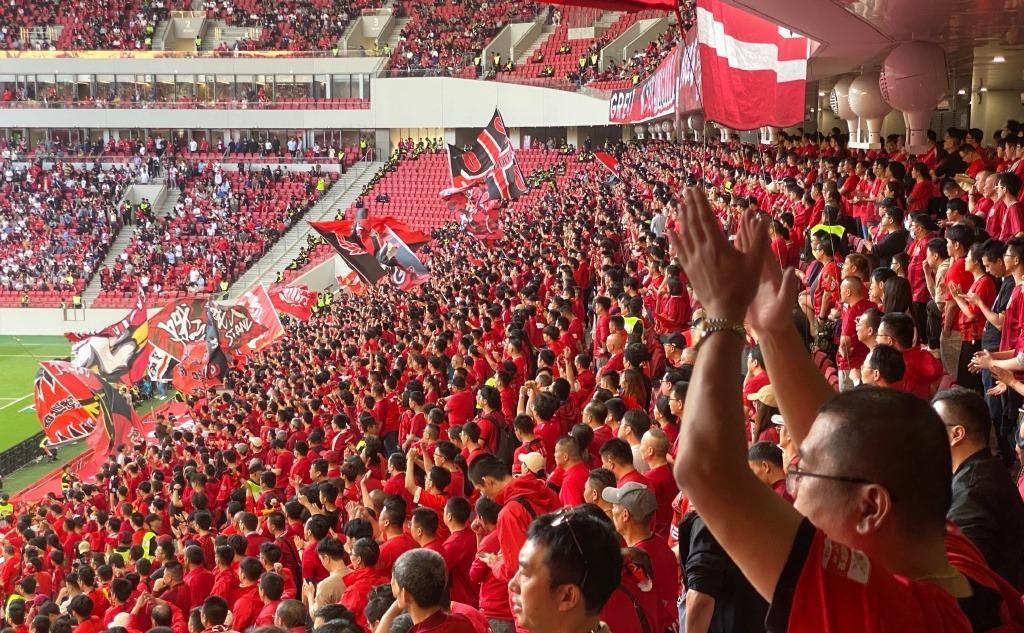 中国女足夺冠球迷疯狂庆祝,16年夺冠球迷疯狂瞬间