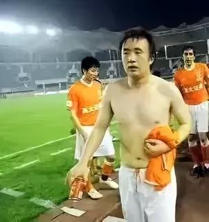 踢足球时踢到对方的手是谁犯规,踢足球谁踢得远