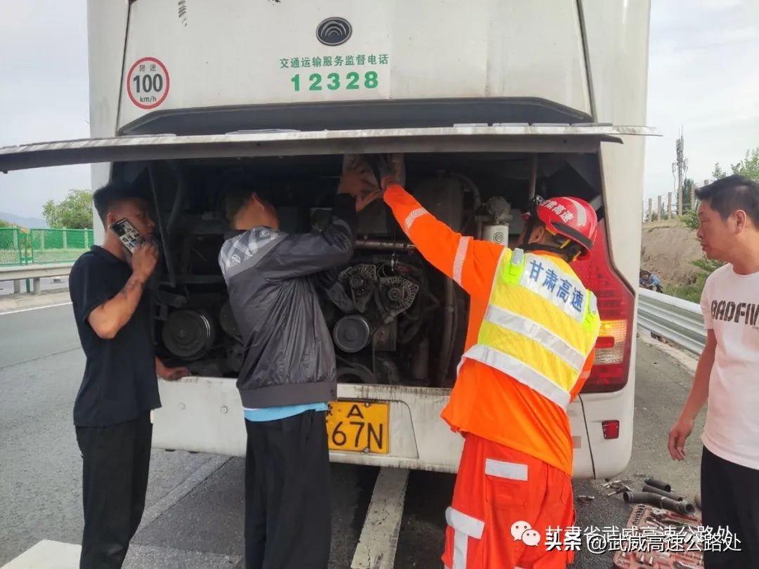 “三抓三促”进行时丨多名乘客滞留高速，关键时刻他们“神兵天降”