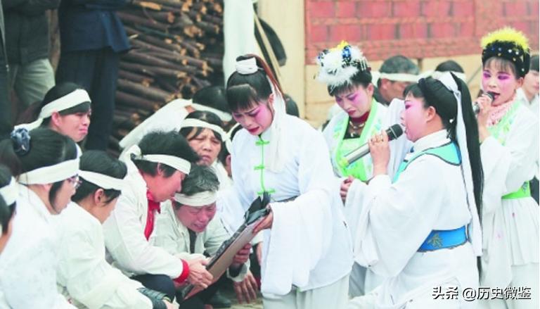 河南职业哭丧人一年磕头上万次,专业哭丧人月入达三万