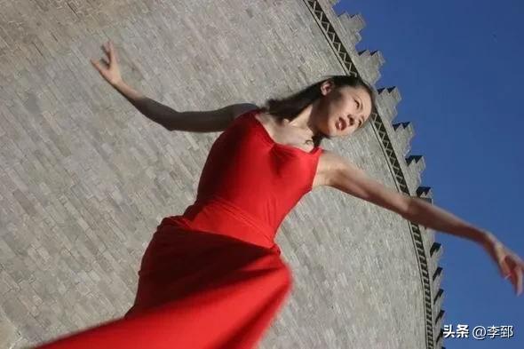 人体模特汤加丽:日搜索10万次,却被父亲嫌弃,被老公抛弃