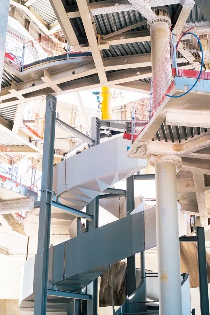 解构主义弗兰克盖里,美国建筑师弗兰克盖里的建筑风格