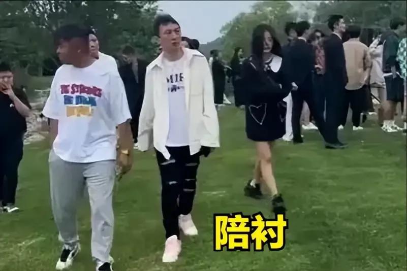 王思聪疑借好友900多万手表炫富，身边女伴颜值普通，身份惹热议