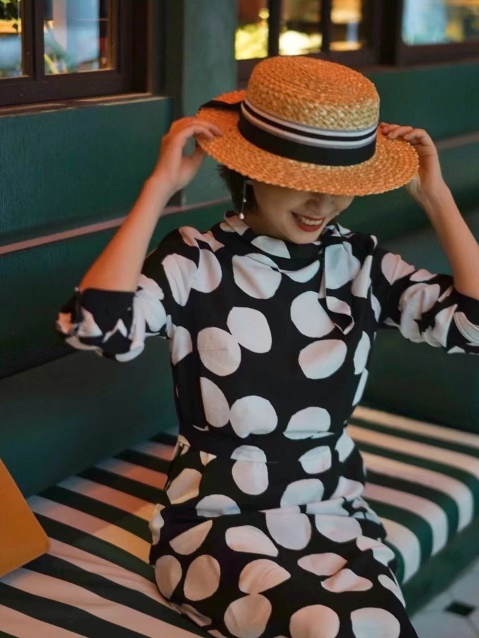 女人年纪大了，别被“老年打扮”耽误，学会这5个穿搭术才不显老