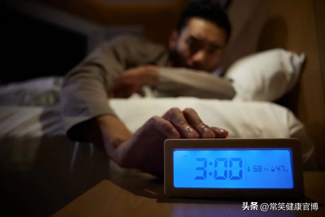 半夜醒来看到一个东西,半夜醒来千万别看手机