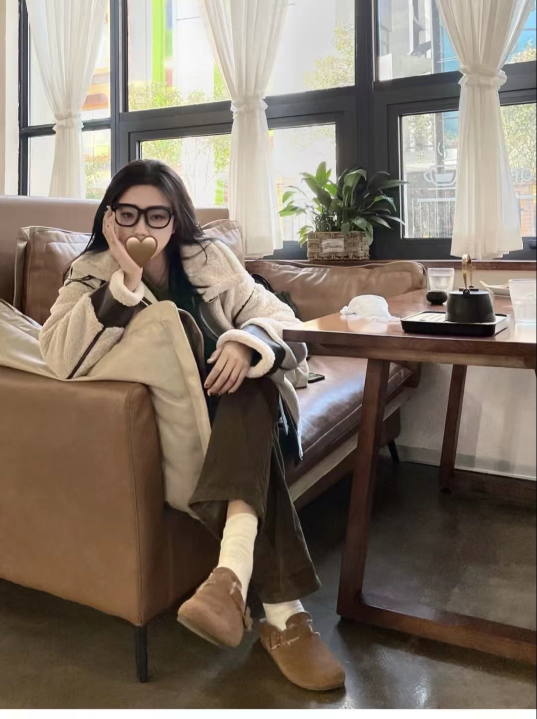 灯芯绒裤子冬季搭配高跟鞋好吗,灰色灯芯绒裤子搭配什么颜色上衣