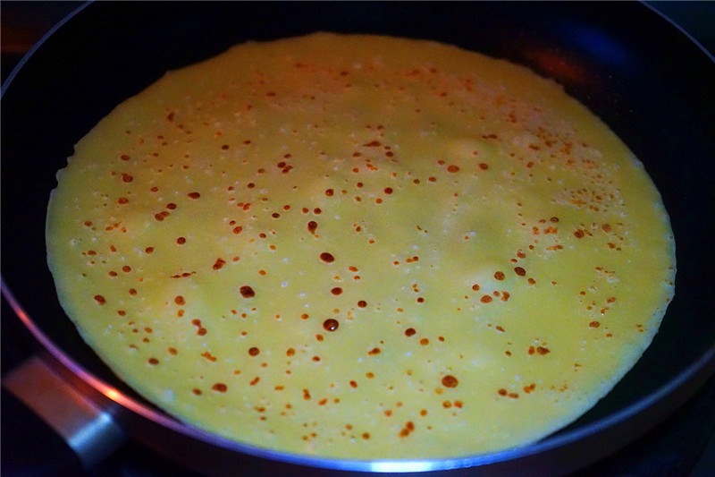 两个鸡蛋一根葱做的鸡蛋饼,两个鸡蛋一碗面粉怎么做好吃