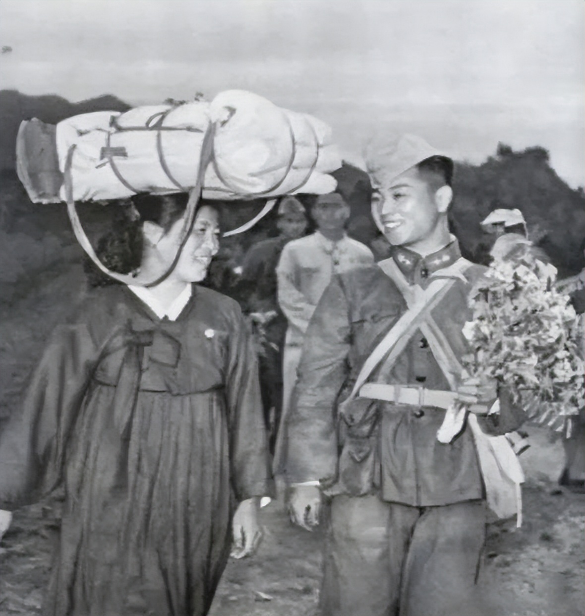 朝鲜军惨败后，后方只剩女人，志愿军高层严令：犯作风错误者枪毙