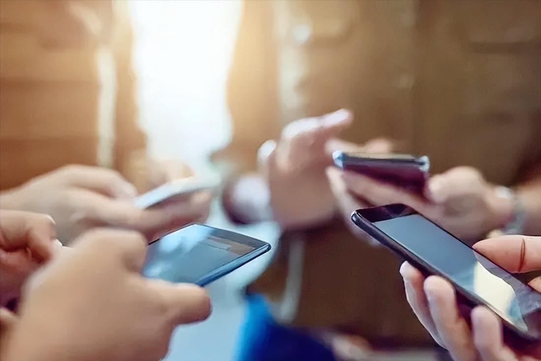 印度街头中国手机店,印度打工买苹果手机