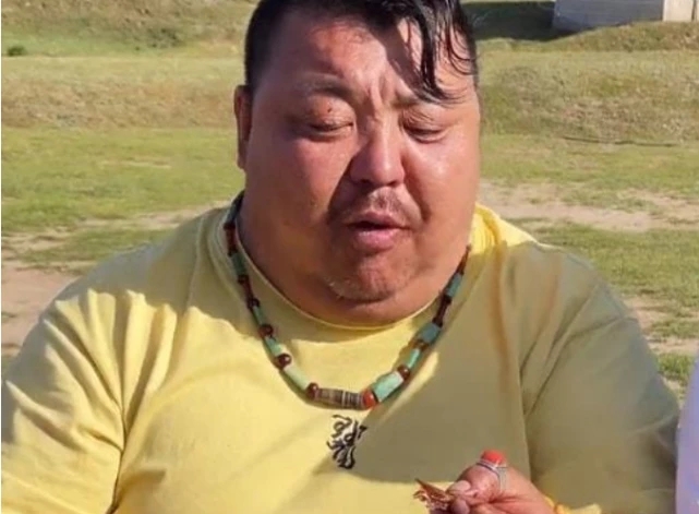 “羊亡爷”恩克:5个月内吃110只羊,从不吃青菜,面色乌青疵扩散