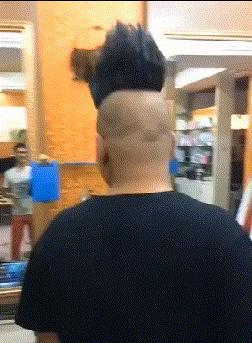 神回复：把大众车标扣下来清灰，里面藏了一个圆球，这是个啥？