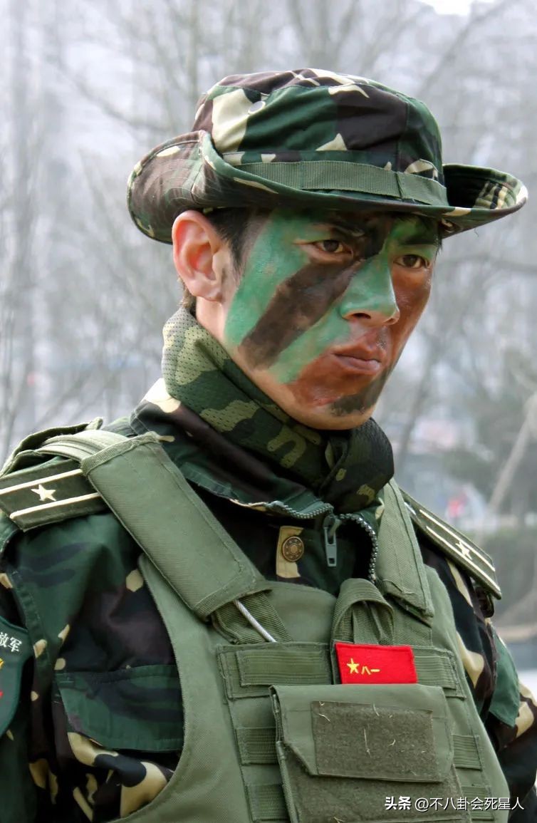 油头粉面演军人,油头粉面就别演警察了