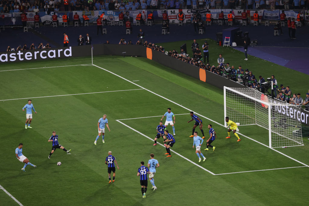 1-0夺冠，新王诞生！曼城狂欢：20天夺3冠，多人喜极而泣