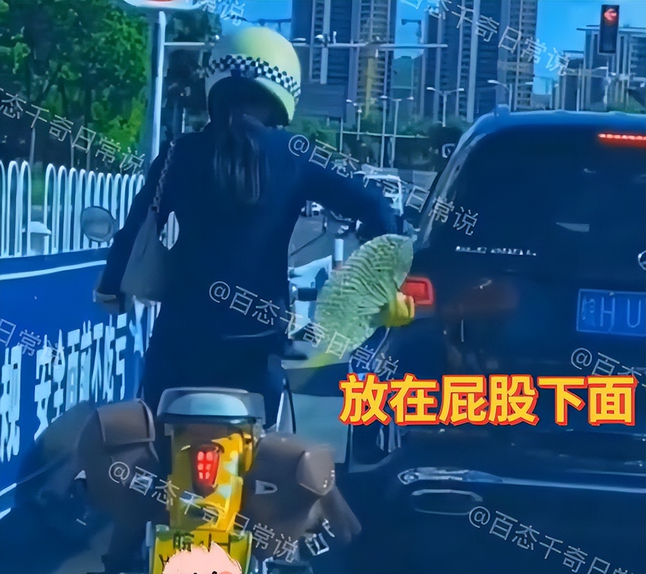 安庆女子骑车拿出蒲扇,安徽一女子骑电瓶车