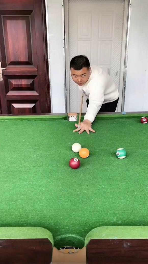 小伙自创台球杆法挑战丁俊晖,仙人杆法挑战丁俊晖原视频