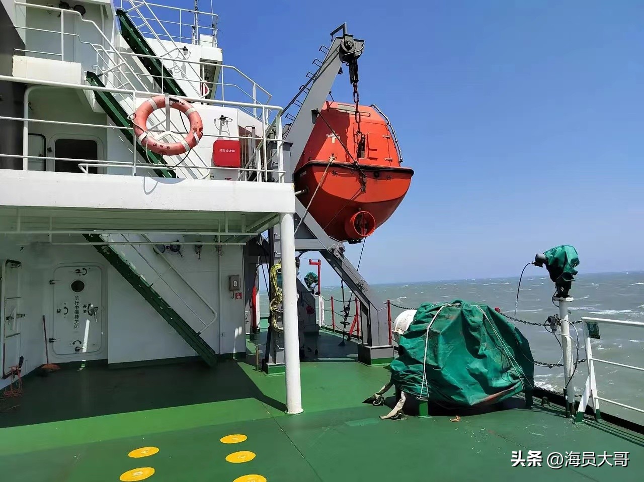 航运民警驾快艇救出被困男子,船舶运输事故船员被救