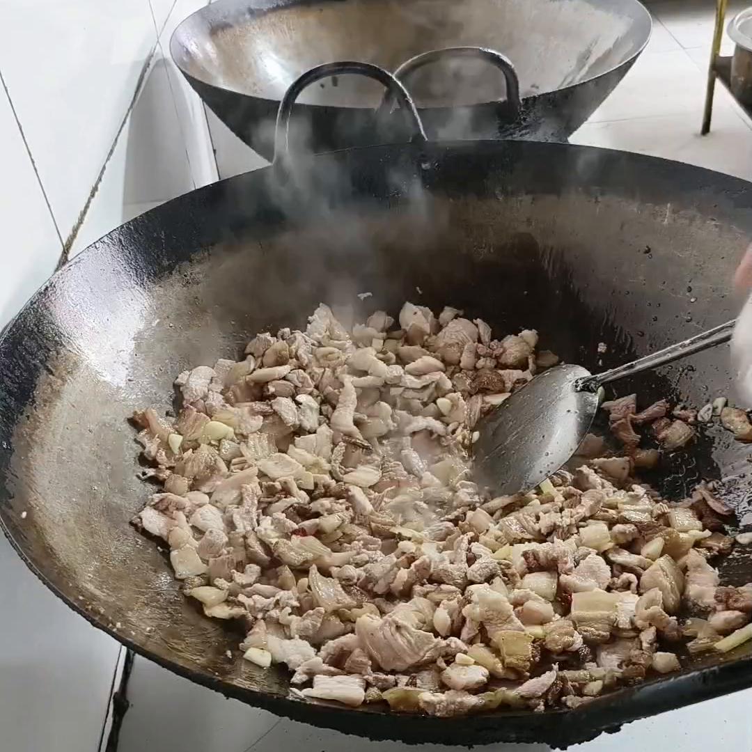 工厂食堂大锅菜自己煮的干净卫生，吃的呢也放心。出门在外...