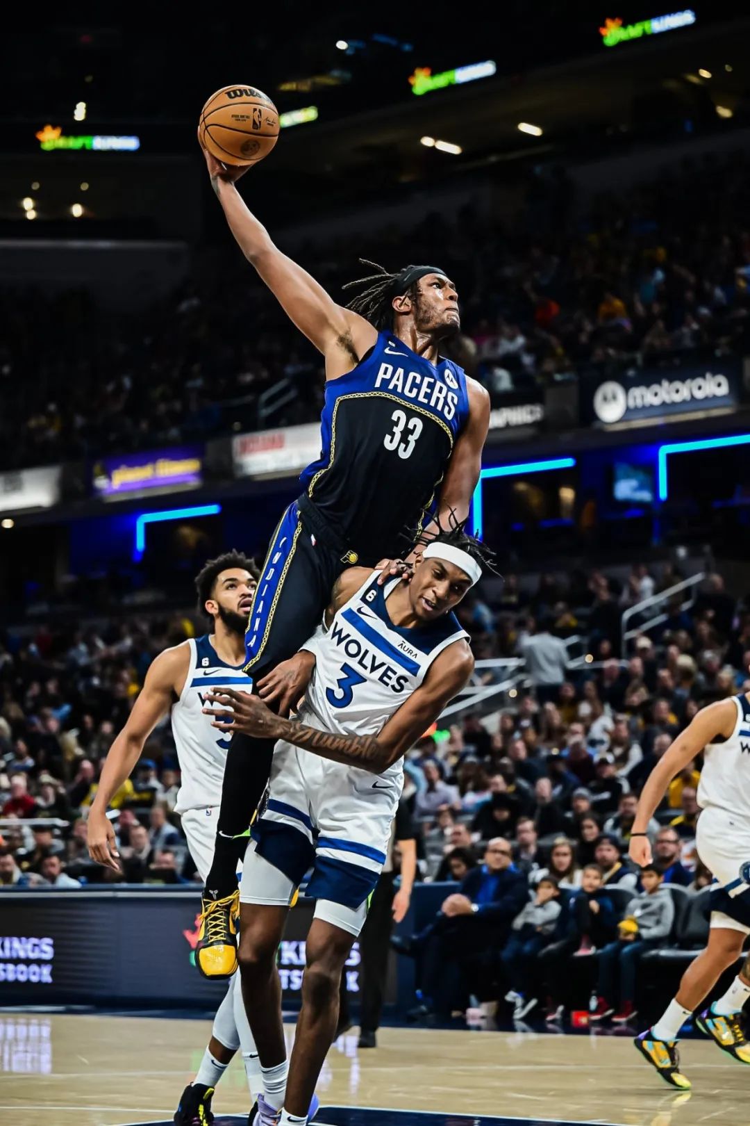 2021湖人打勇士库里最后一球,揭幕战湖人对阵勇士库里