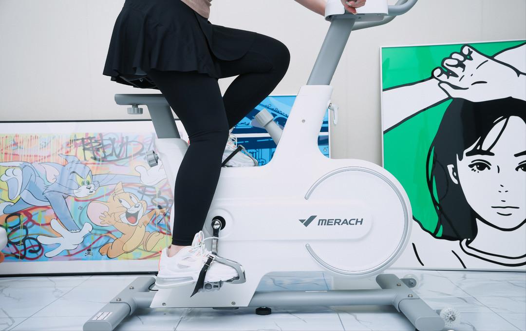 动感单车伤到膝盖了会不会很严重,动感单车不站着骑对膝盖有伤害吗