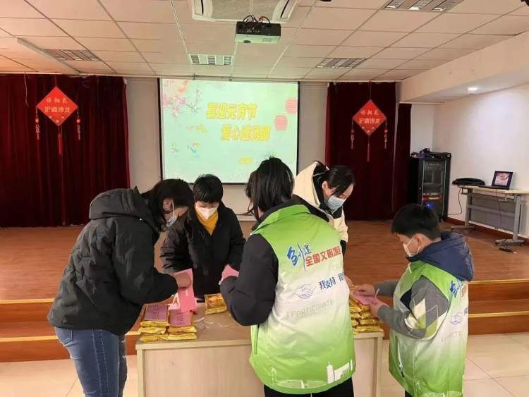 猜灯谜赢花灯趣味闹元宵,元宵节当然少不了做花灯猜灯谜