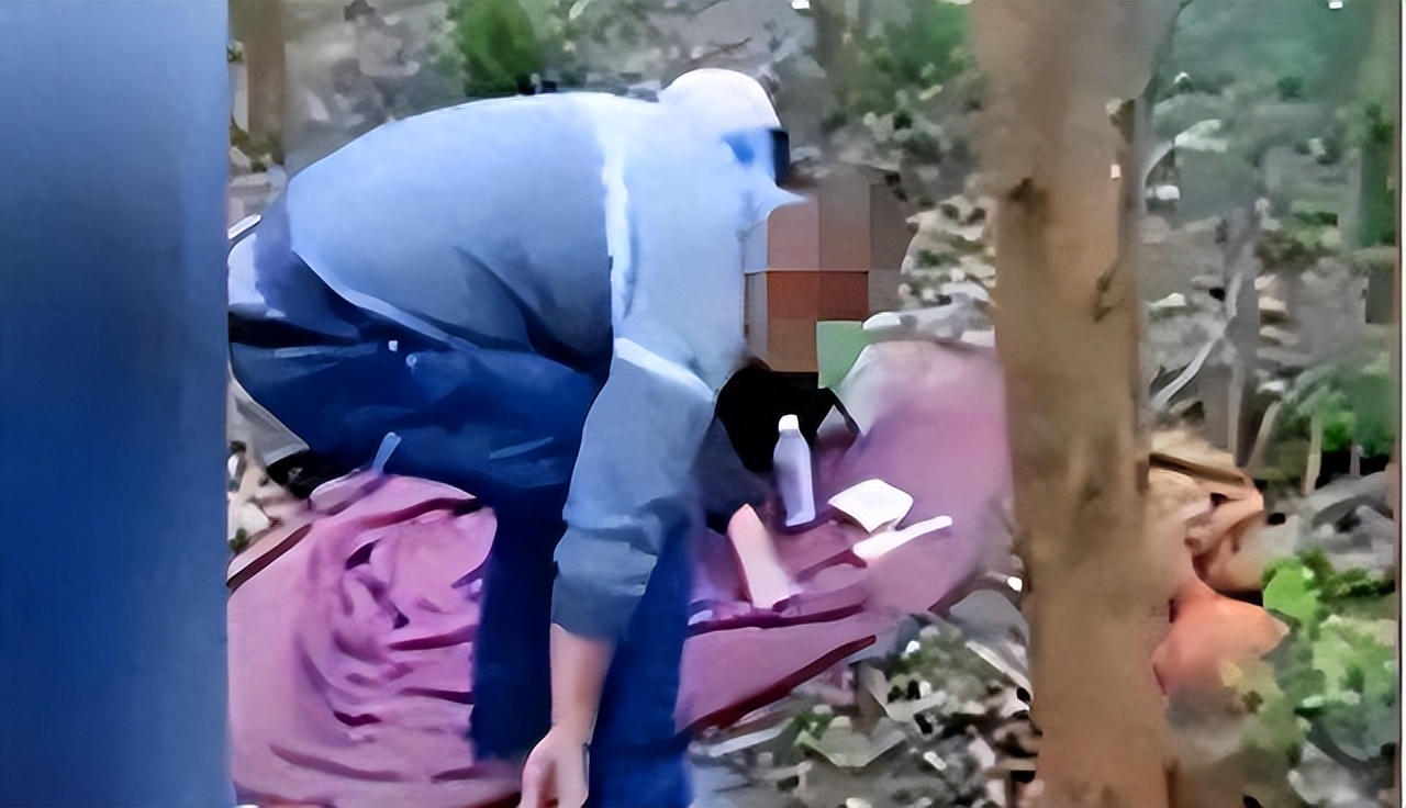 广西两男两女山坡*战野**被多人围观，78岁大爷被捕后：我在锻炼身体