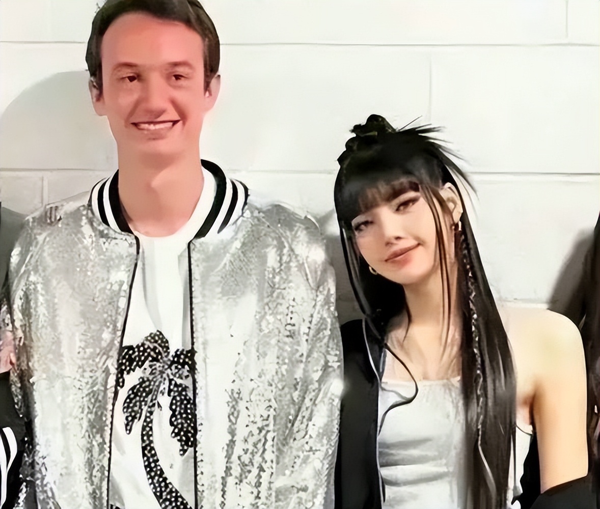 lisa疯马表演秀粉丝翻跳,lisa疯马秀跳的节目曝光现场