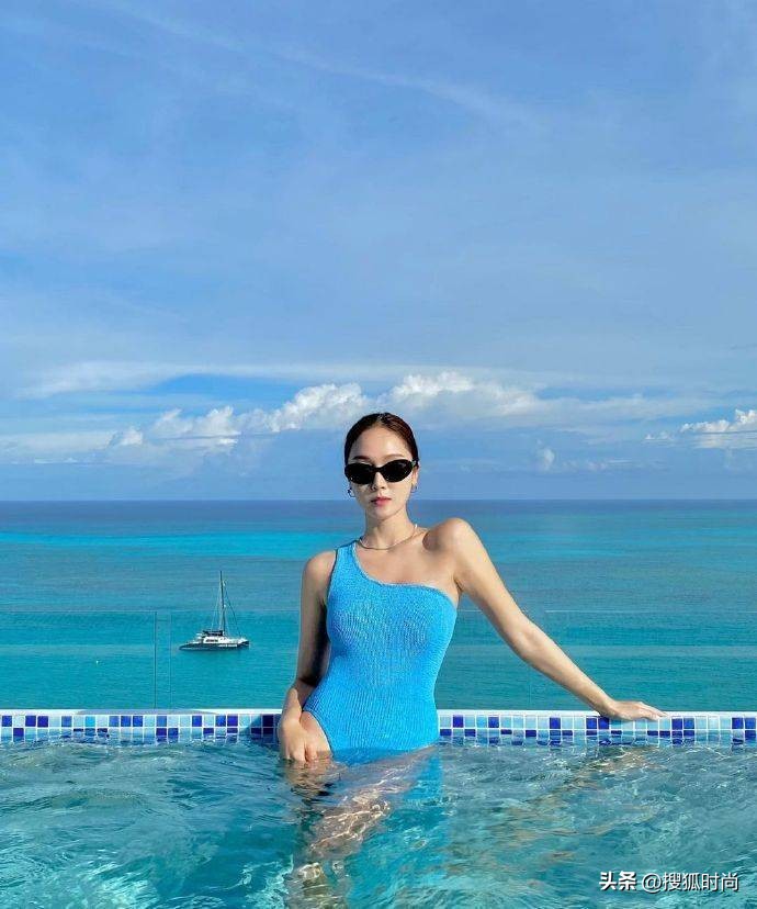 女星比基尼照大曝光，穿这样去游泳真让人移不开目光！