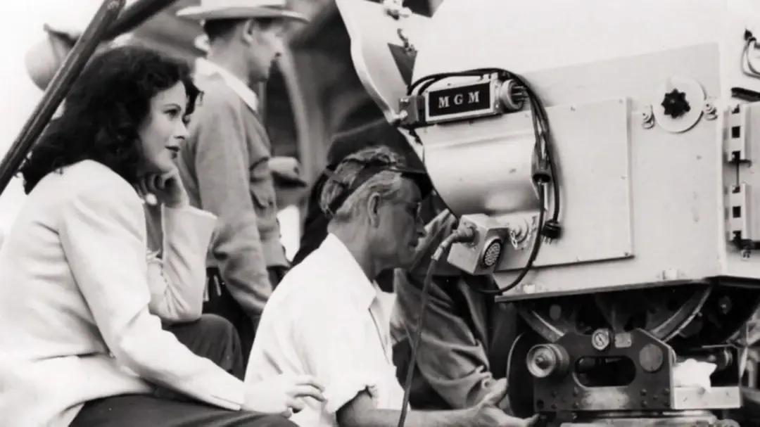 她是全球第一个全裸出镜的美女*星艳**,更是Wi-Fi之母、二战功臣