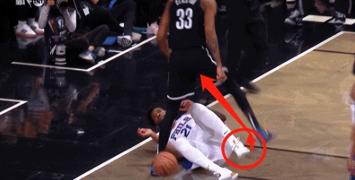 突发！哈登被驱逐！恩比德踢裆没事，为何他甩个手就被重罚？