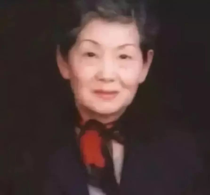 老公娶保姆，独女自杀，坐牢18年出狱后扫厕所，80岁赚千万翻身