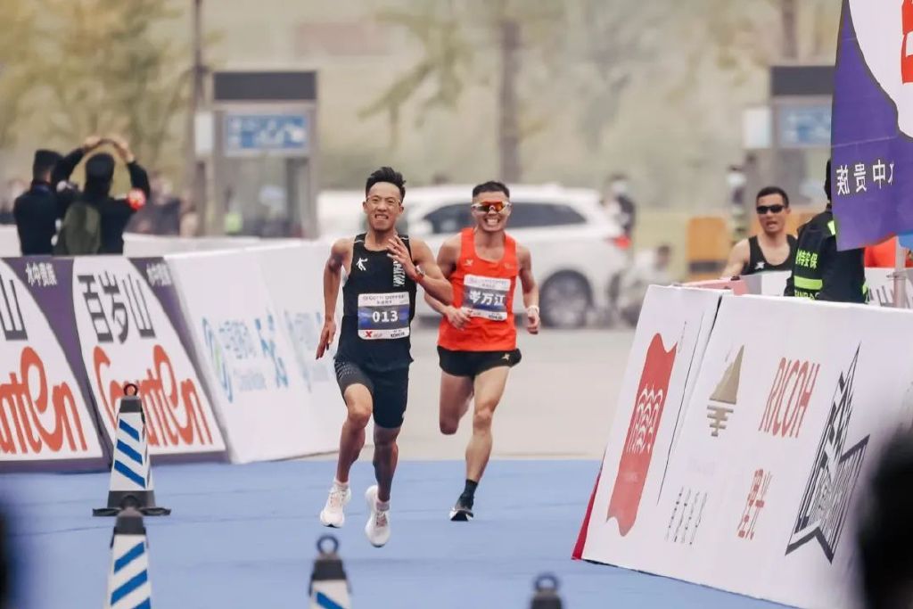 冠军的故事10个字,冠军的励志故事