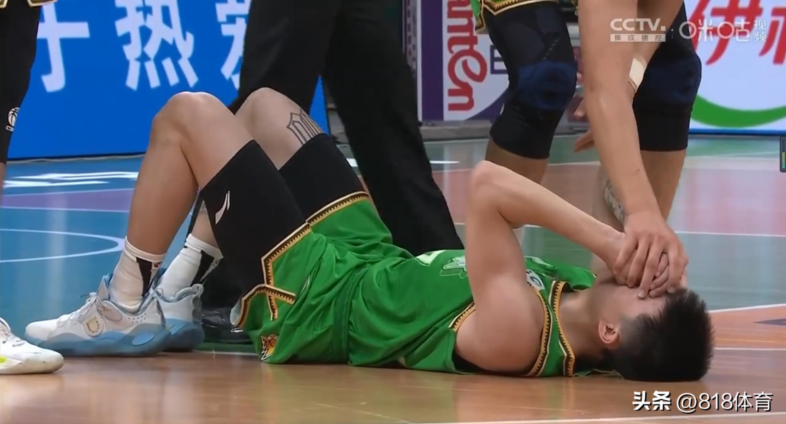 张镇麟撞到沃特斯,张镇麟撞裁判