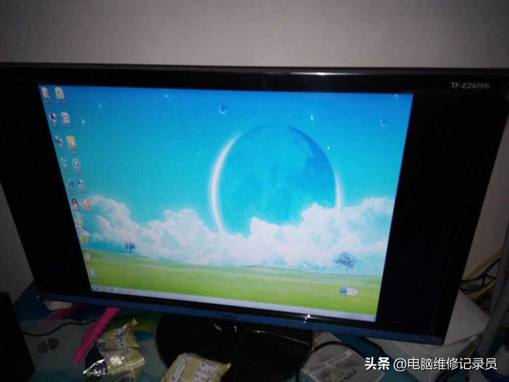 显示器画面不全屏怎么调节,显示器两边黑边不能全屏怎么调